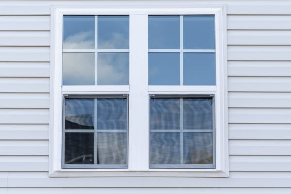 sprossenfenster mit Kämpfer in Holzhaus